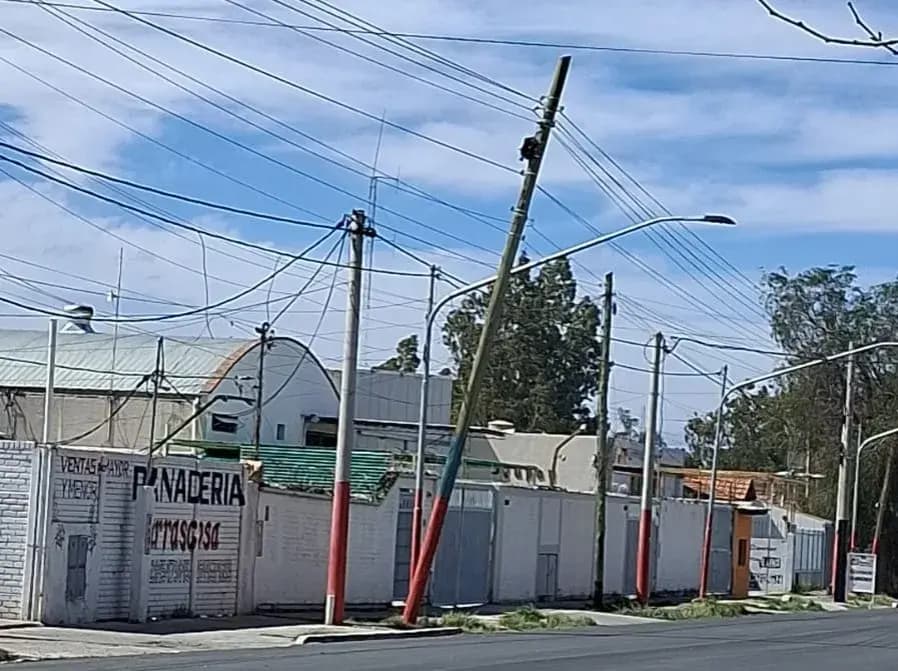 El Zonda dejó daños en la red eléctrica y varios sectores afectados