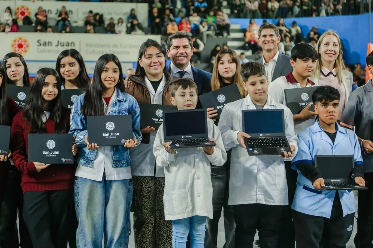 Orrego entregó computadoras a estudiantes y el programa ya alcanzó a 12.914 alumnos en San Juan