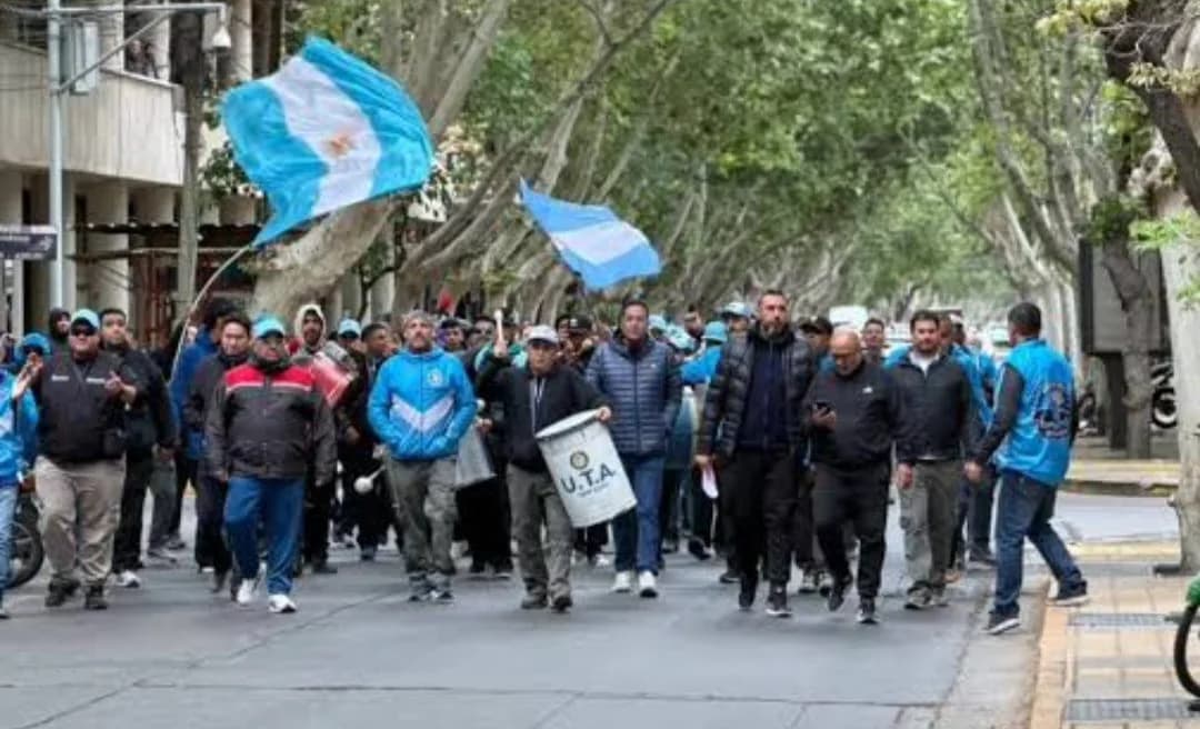 Paro de colectivos: movilización de choferes en el microcentro